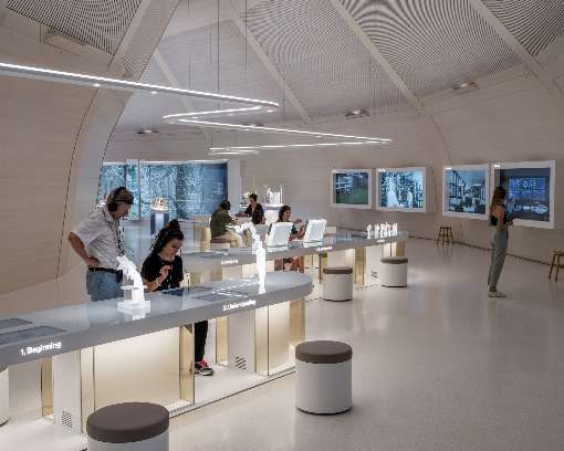 Bilder 1-4: Das schlicht-elegante Tannenfurnier verleiht dem Besucherpavillon Helligkeit und Eleganz. Foto 3: IFN/Christian Hrtel. Fotos 1,2 und 4: Novartis/Rasmus Hjortshoj